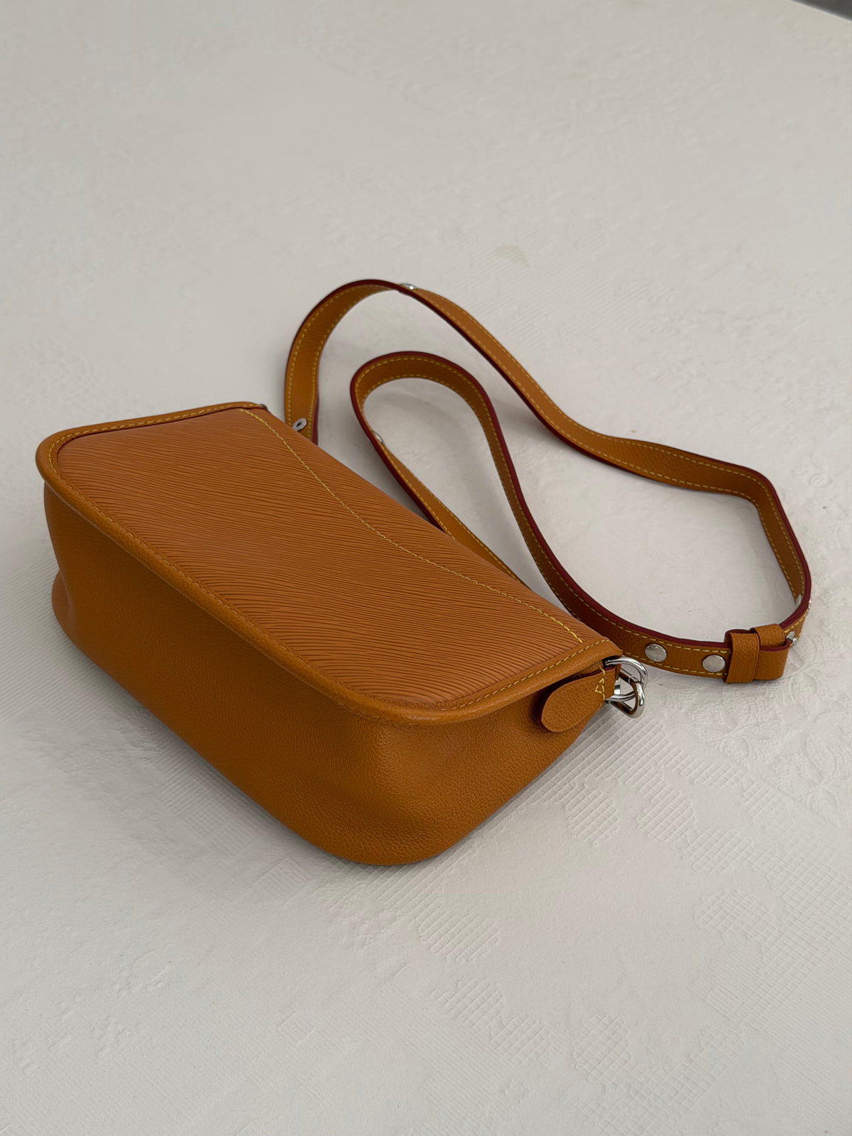 Louis Vuitton Buci – Borsa a tracolla in pelle Epi cognac