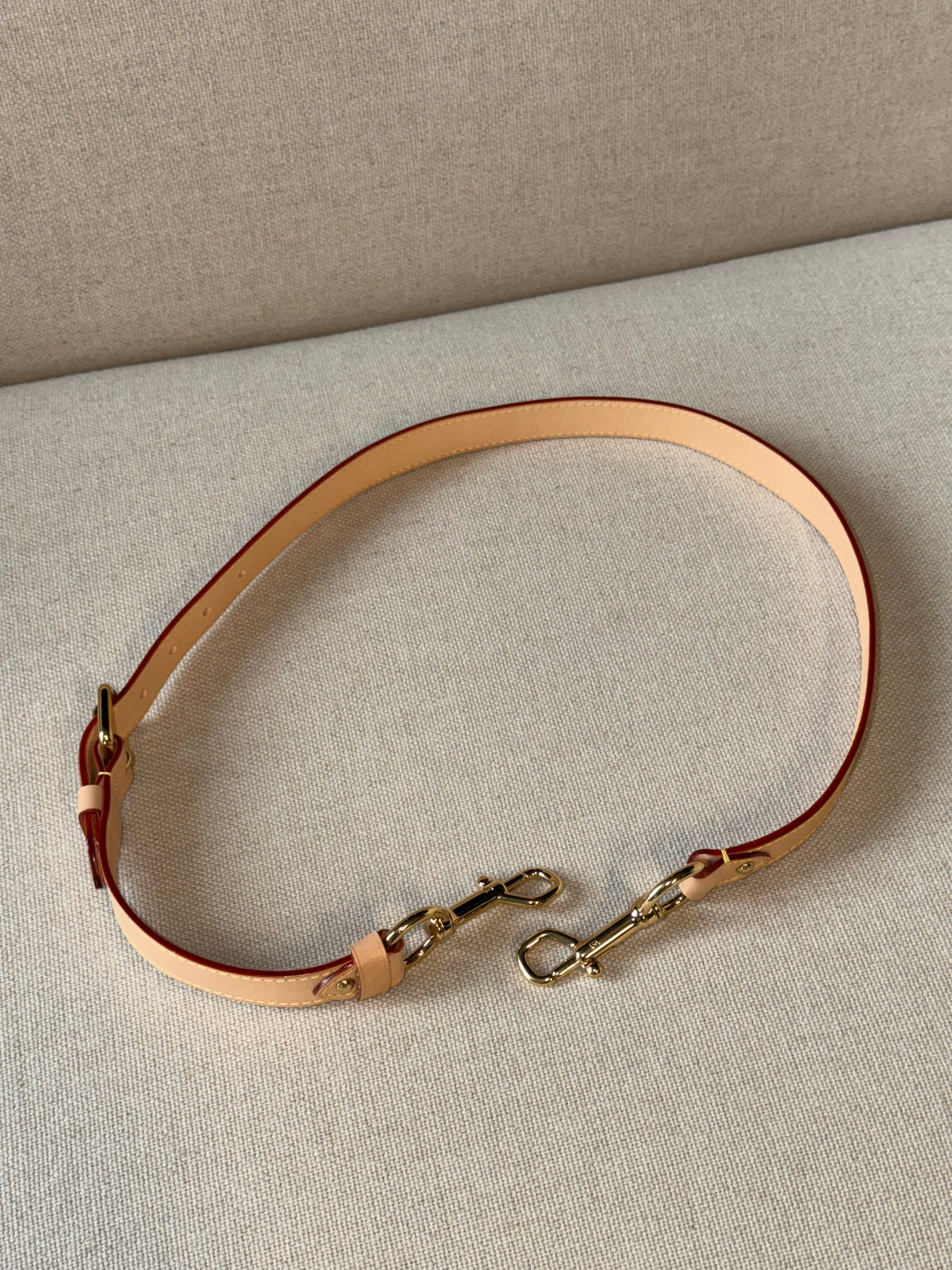 Louis Vuitton – Tracolla regolabile in vacchetta naturale