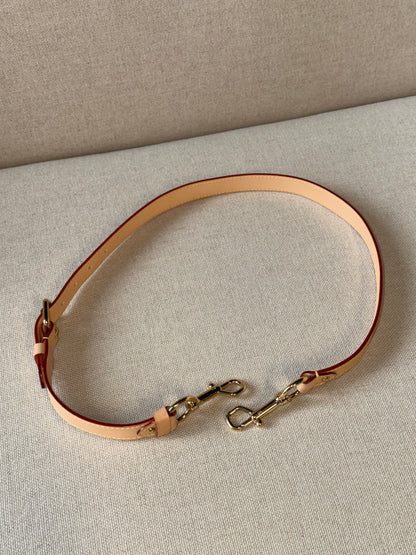 Louis Vuitton – Tracolla regolabile in vacchetta naturale
