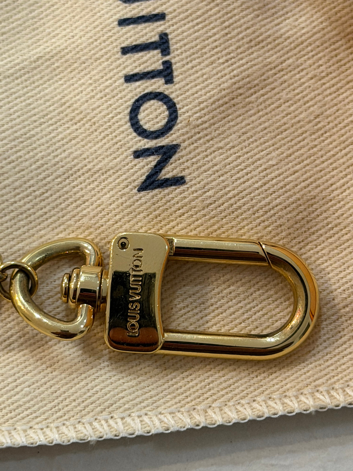 Louis Vuitton – Charm da borsa e portachiavi con pendenti dorati
