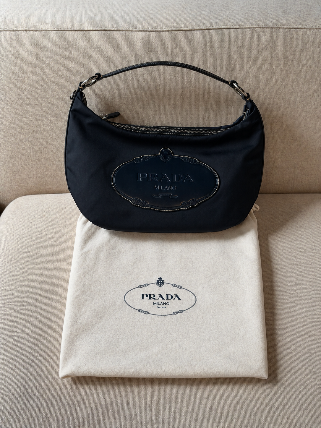 Prada – Borsa a spalla blu navy con logo in pelle