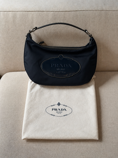Prada – Borsa a spalla blu navy con logo in pelle