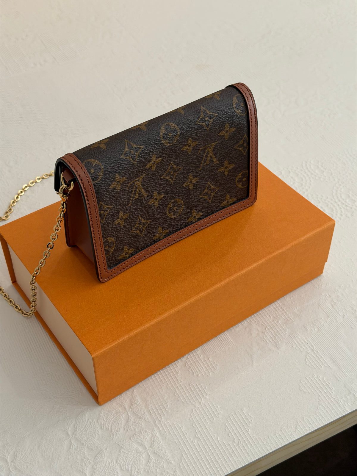Louis Vuitton Dauphine – Portafoglio con catena Monogram