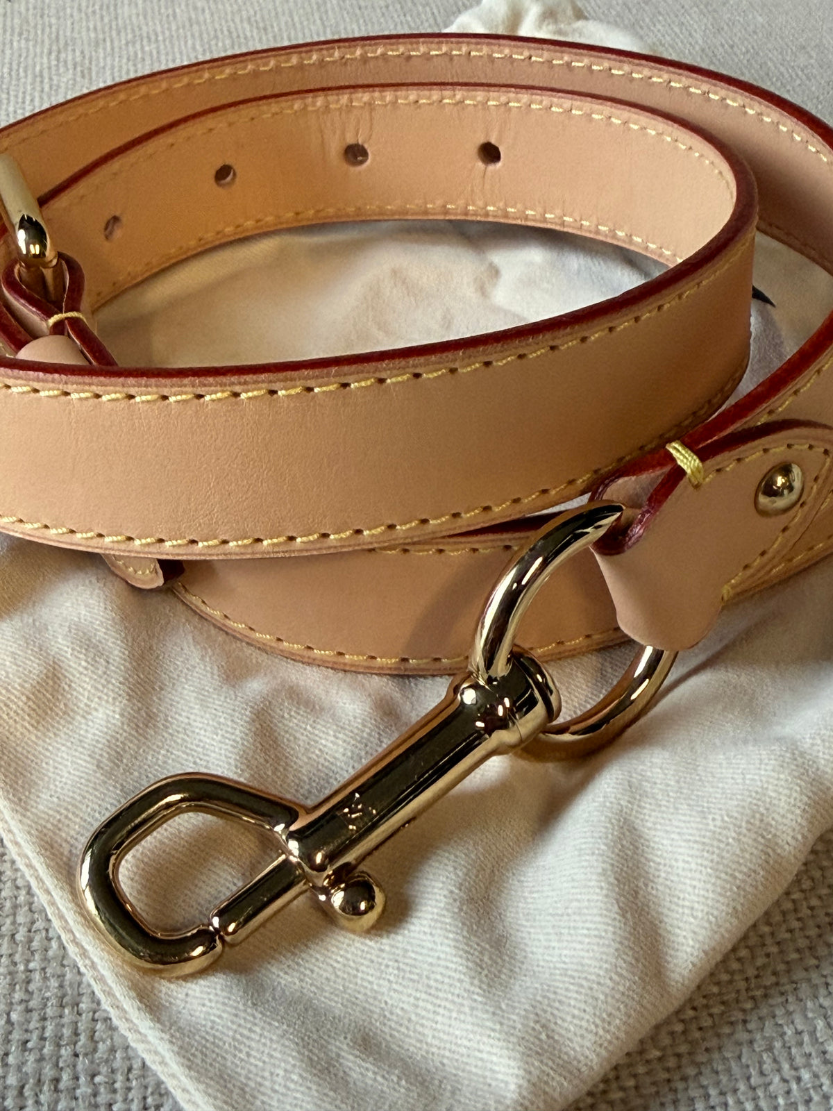 Louis Vuitton – Tracolla regolabile in vacchetta naturale