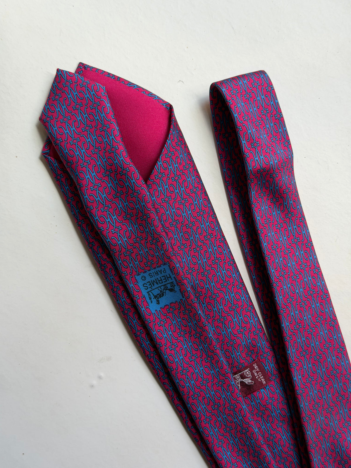 Hermès – Cravatta in seta fucsia e azzurra con motivo H