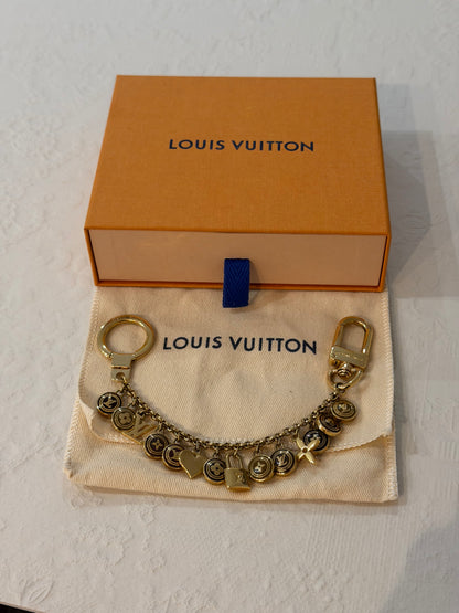 Louis Vuitton – Charm da borsa e portachiavi con pendenti dorati