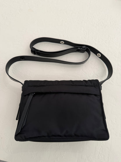 Prada Traveller Small – Borsa a tracolla in Re-Nylon nero