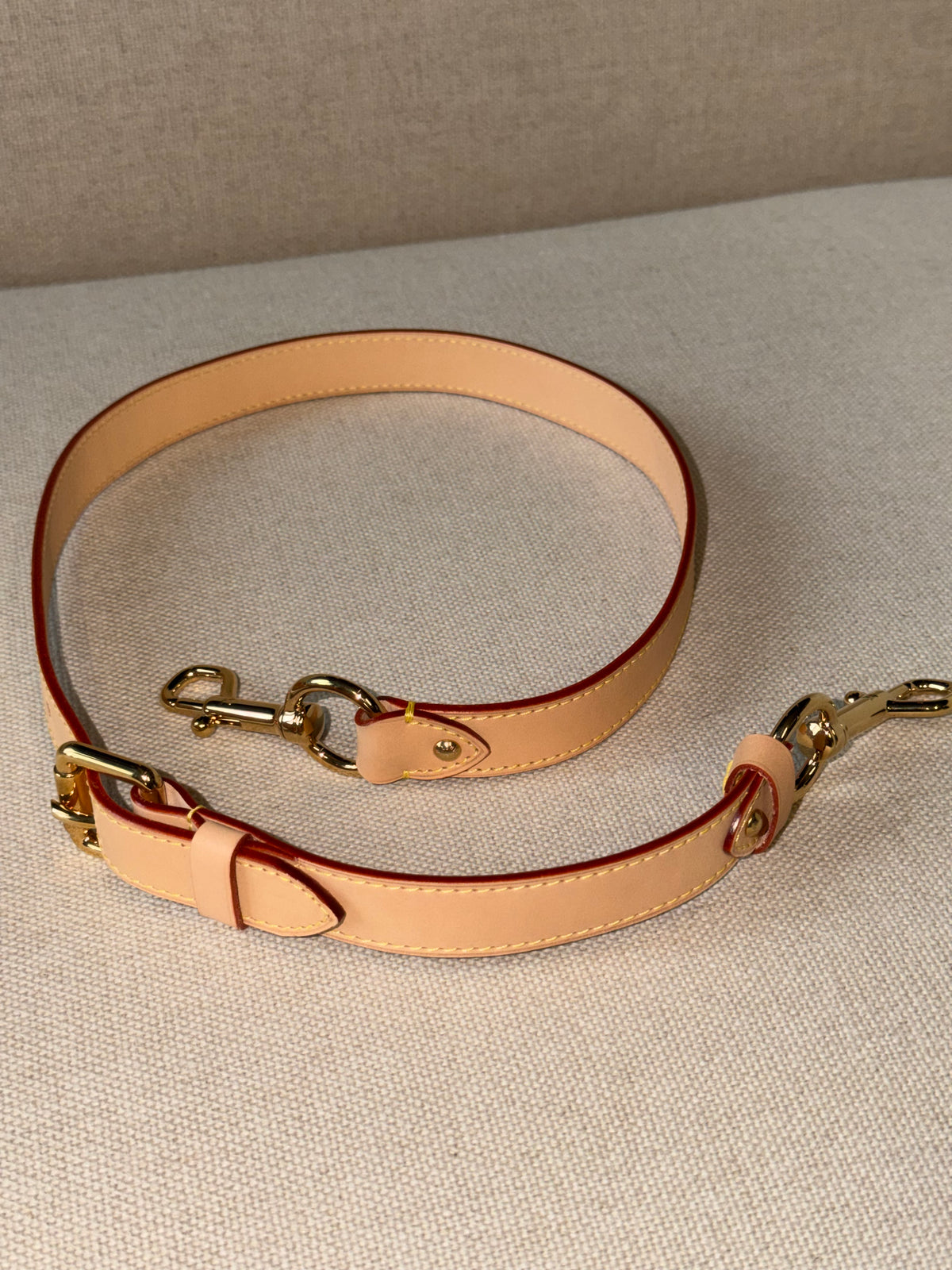 Louis Vuitton – Tracolla regolabile in vacchetta naturale