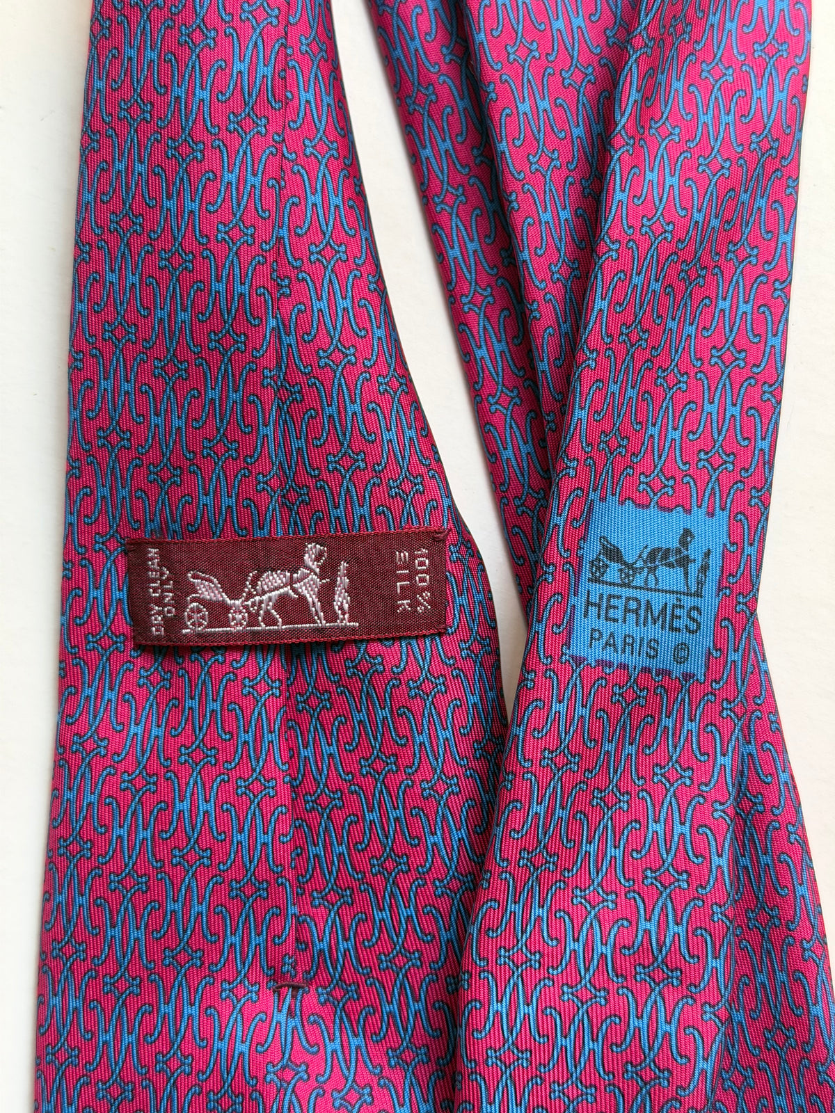 Hermès – Cravatta in seta fucsia e azzurra con motivo H
