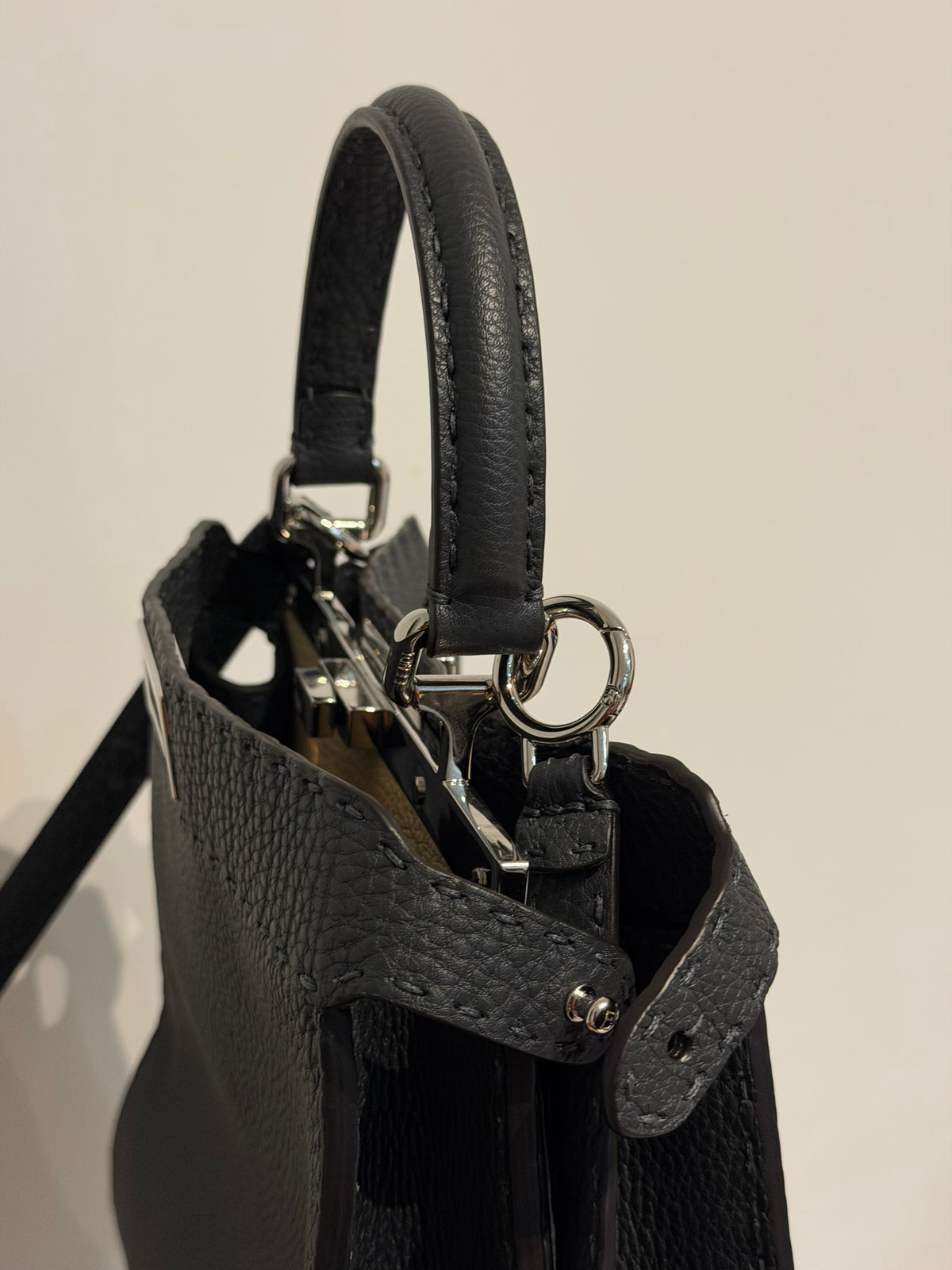 Fendi Peekaboo Medium Selleria – Borsa in pelle grigio scuro