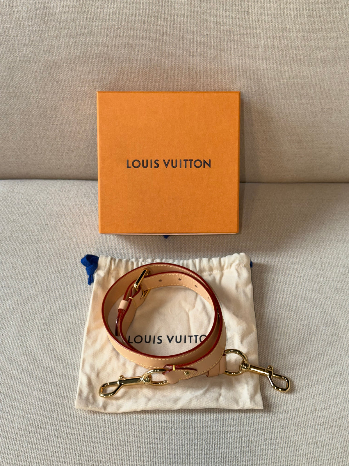Louis Vuitton – Tracolla regolabile in vacchetta naturale