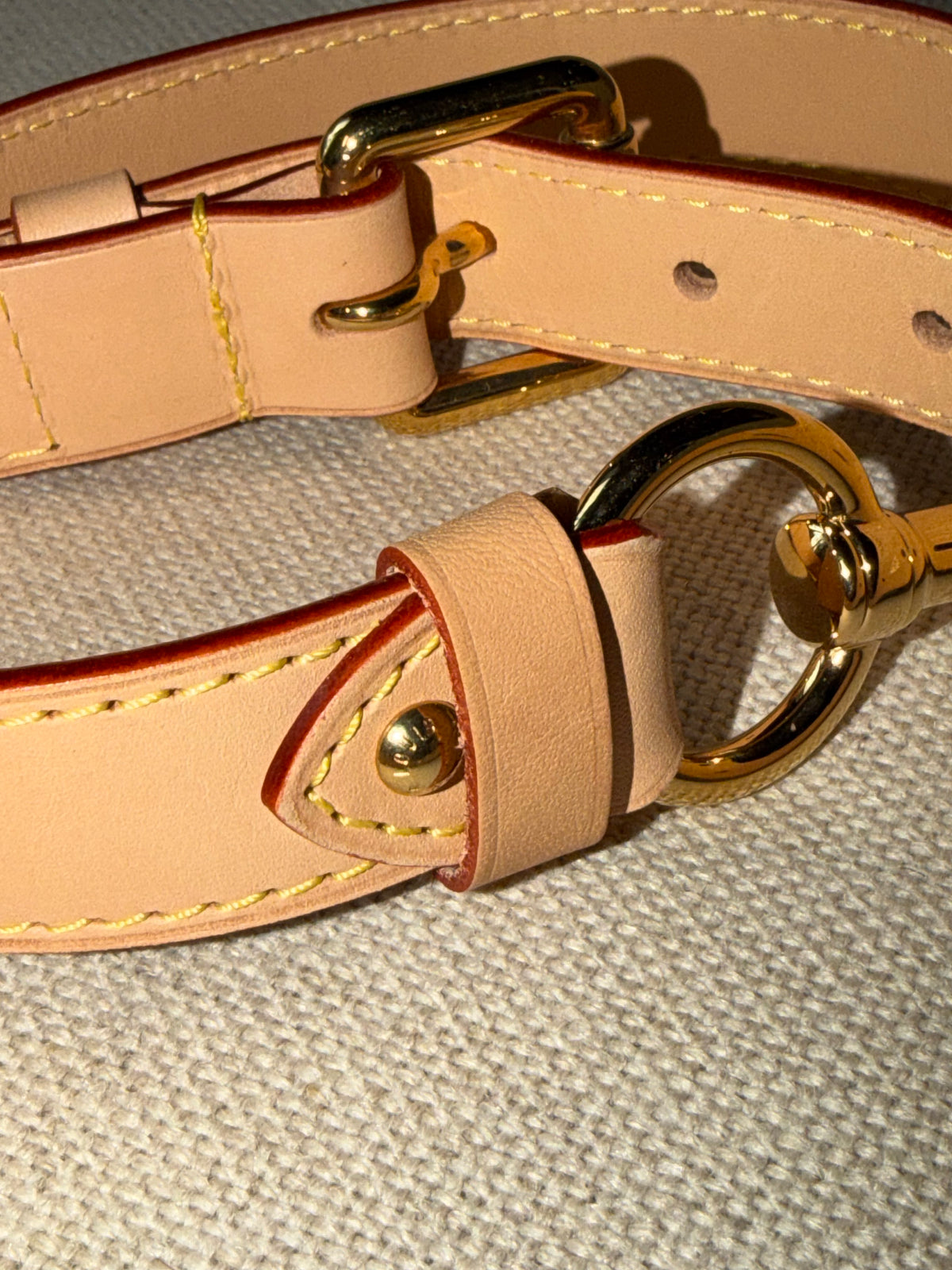 Louis Vuitton – Tracolla regolabile in vacchetta naturale