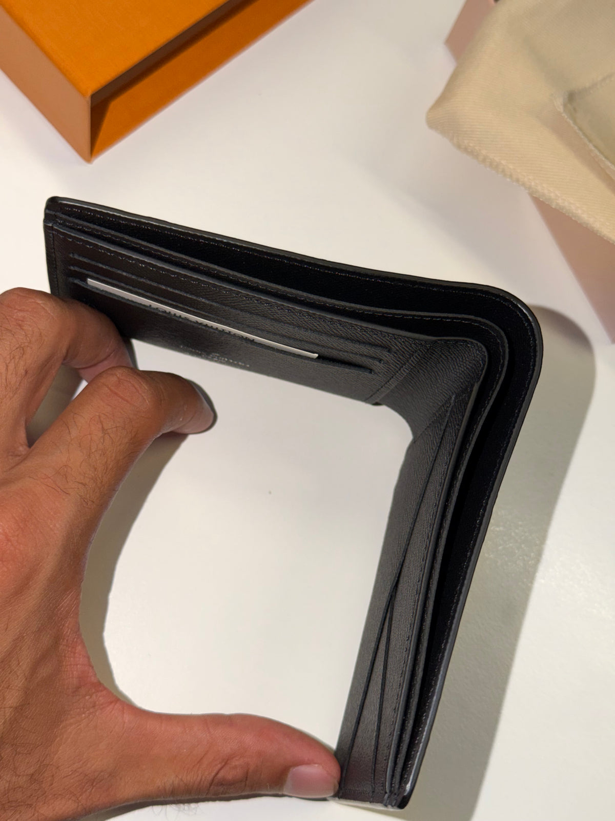 Louis Vuitton Multiple – Portafoglio in pelle Epi nera