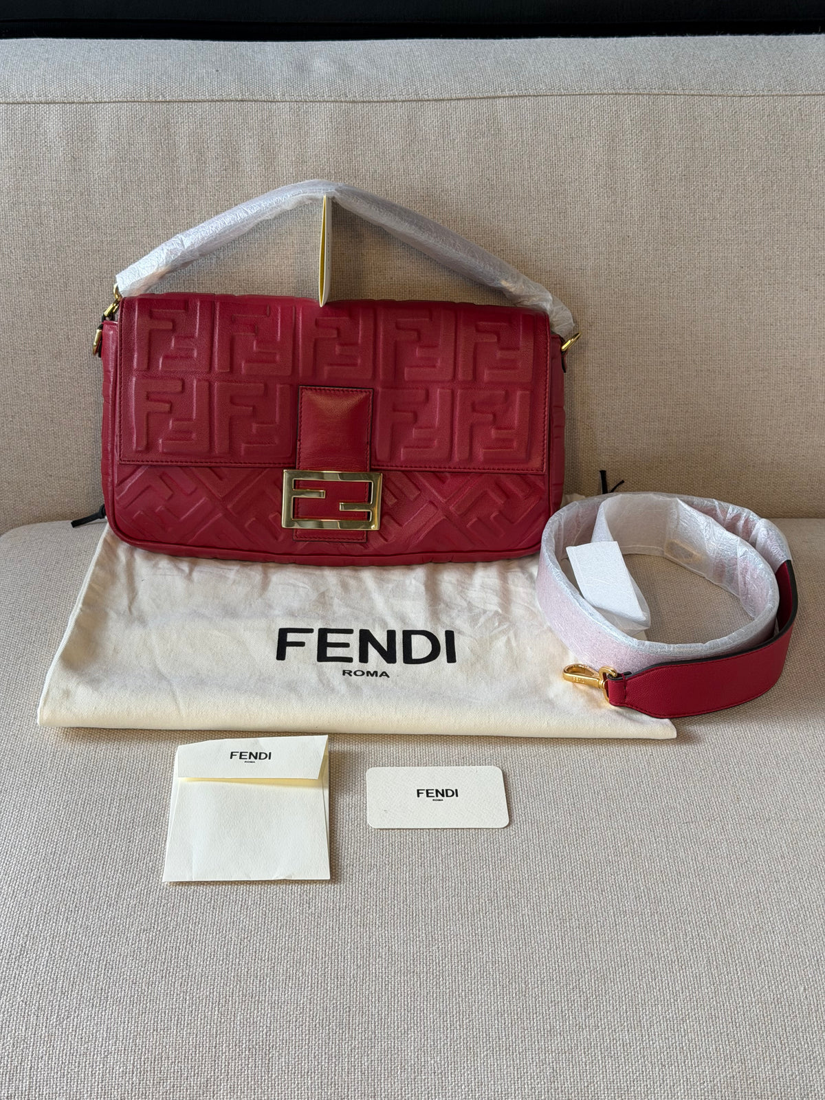 Fendi Baguette Large – Borsa in pelle rossa con motivo FF