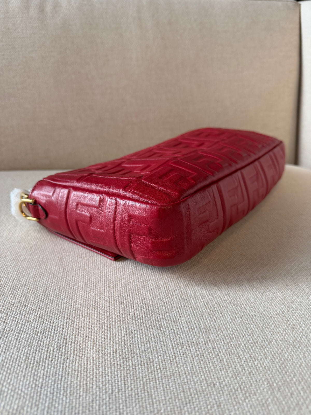 Fendi Baguette Large – Borsa in pelle rossa con motivo FF