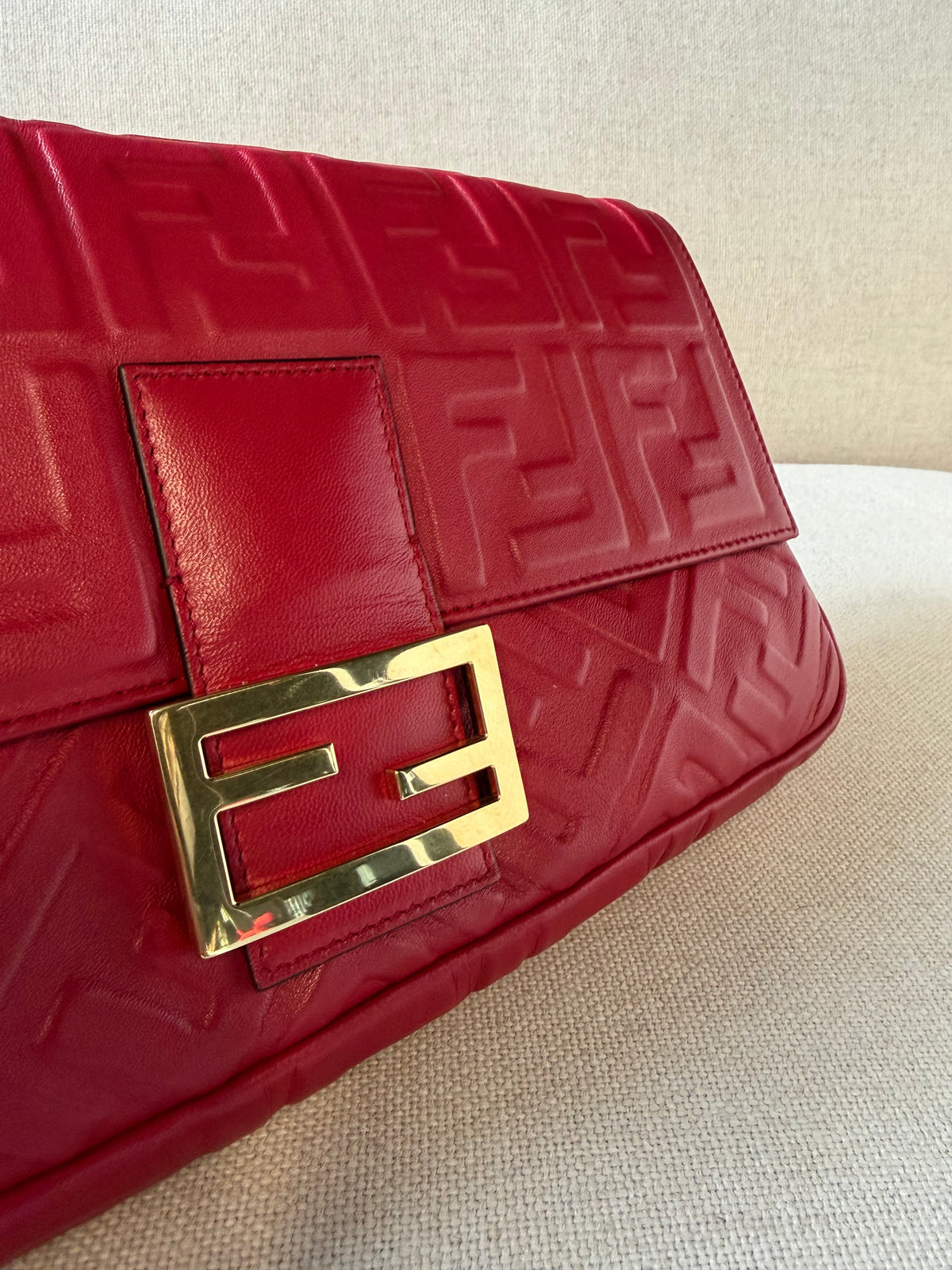 Fendi Baguette Large – Borsa in pelle rossa con motivo FF