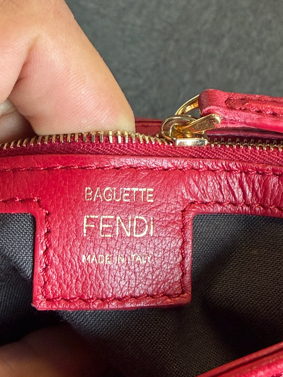 Fendi Baguette Large – Borsa in pelle rossa con motivo FF