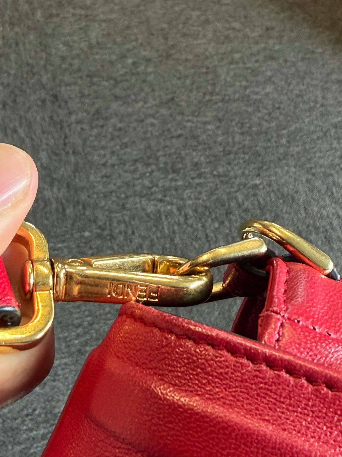 Fendi Baguette Large – Borsa in pelle rossa con motivo FF