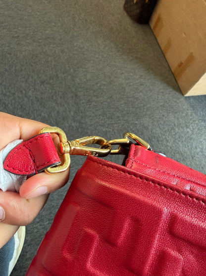 Fendi Baguette Large – Borsa in pelle rossa con motivo FF