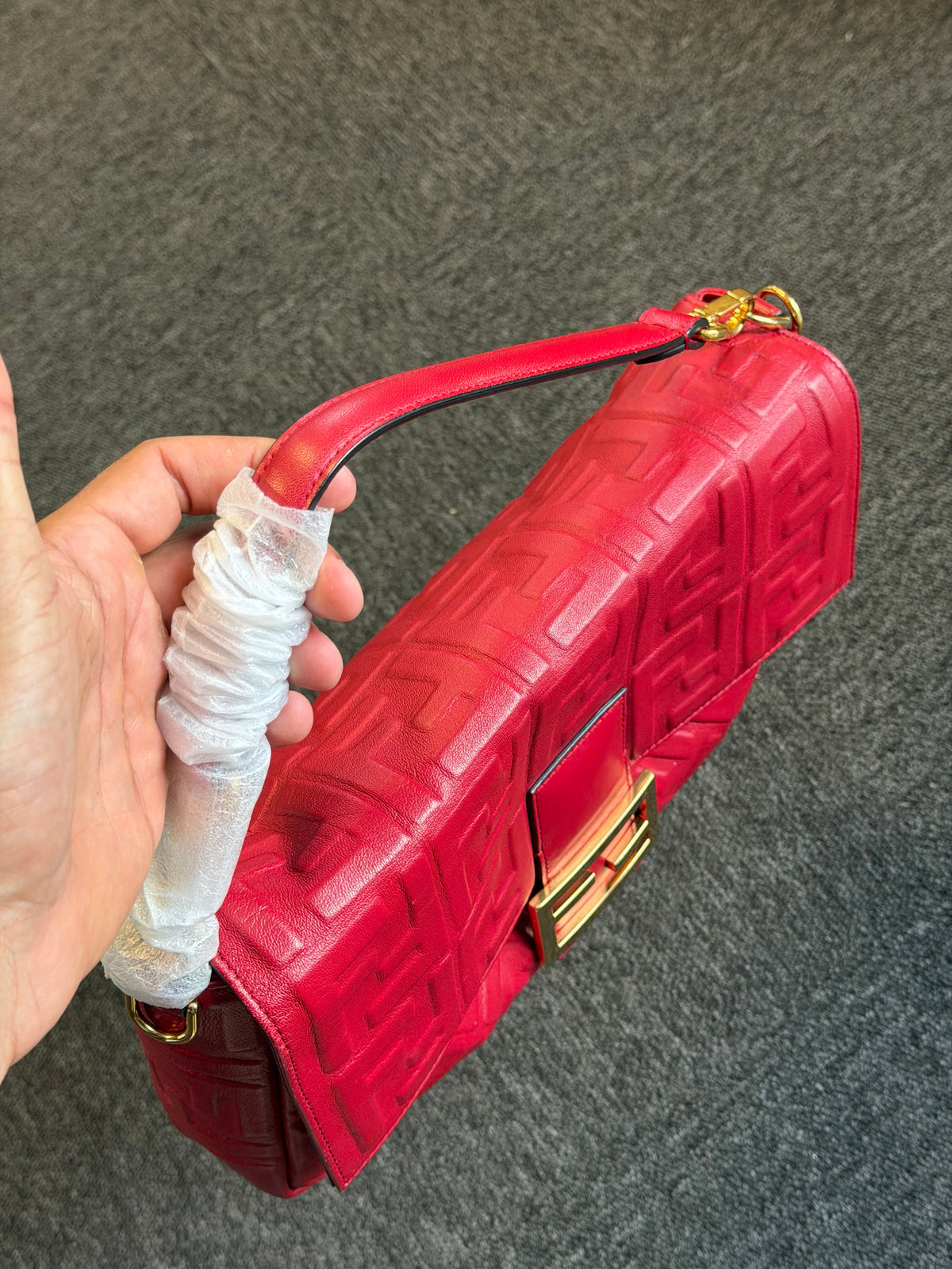 Fendi Baguette Large – Borsa in pelle rossa con motivo FF