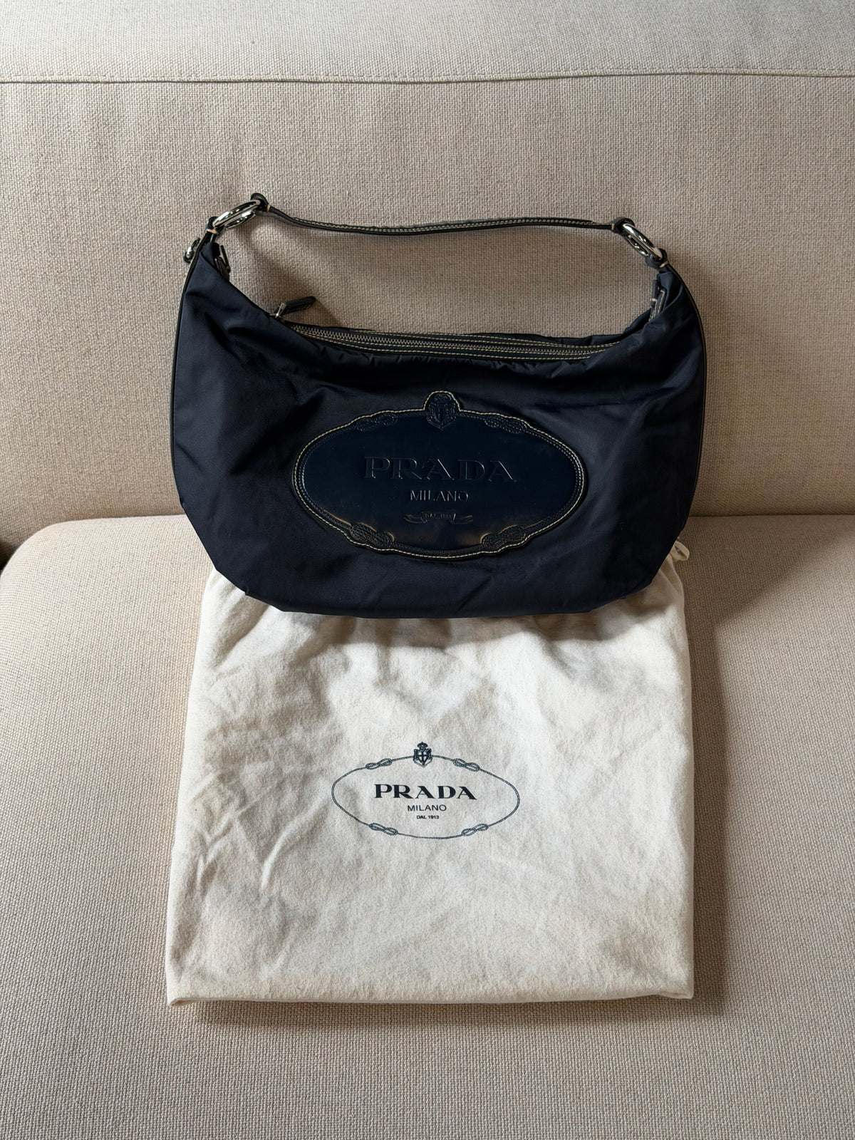 Prada – Borsa a spalla blu navy con logo in pelle