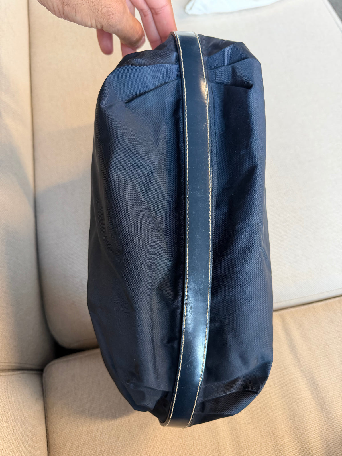 Prada – Borsa a spalla blu navy con logo in pelle