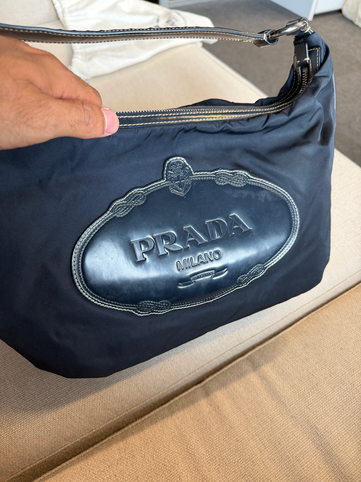 Prada – Borsa a spalla blu navy con logo in pelle