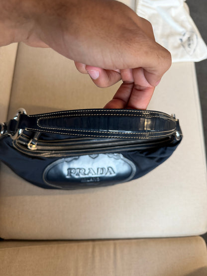 Prada – Borsa a spalla blu navy con logo in pelle