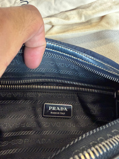 Prada – Borsa a spalla blu navy con logo in pelle