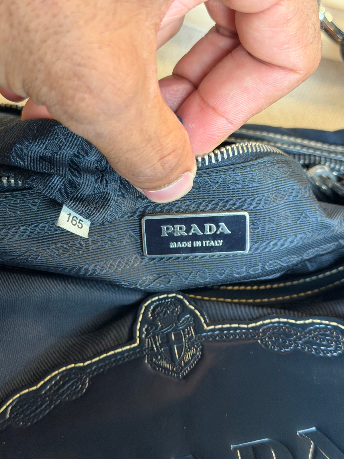 Prada – Borsa a spalla blu navy con logo in pelle