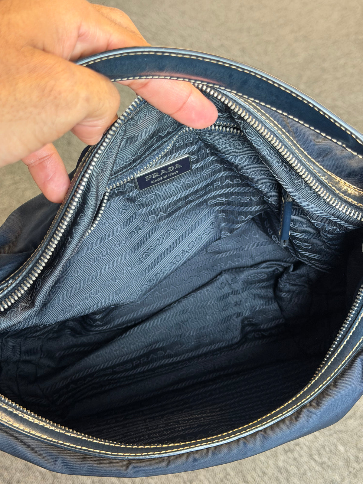 Prada – Borsa a spalla blu navy con logo in pelle