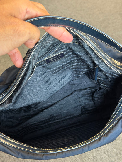 Prada – Borsa a spalla blu navy con logo in pelle