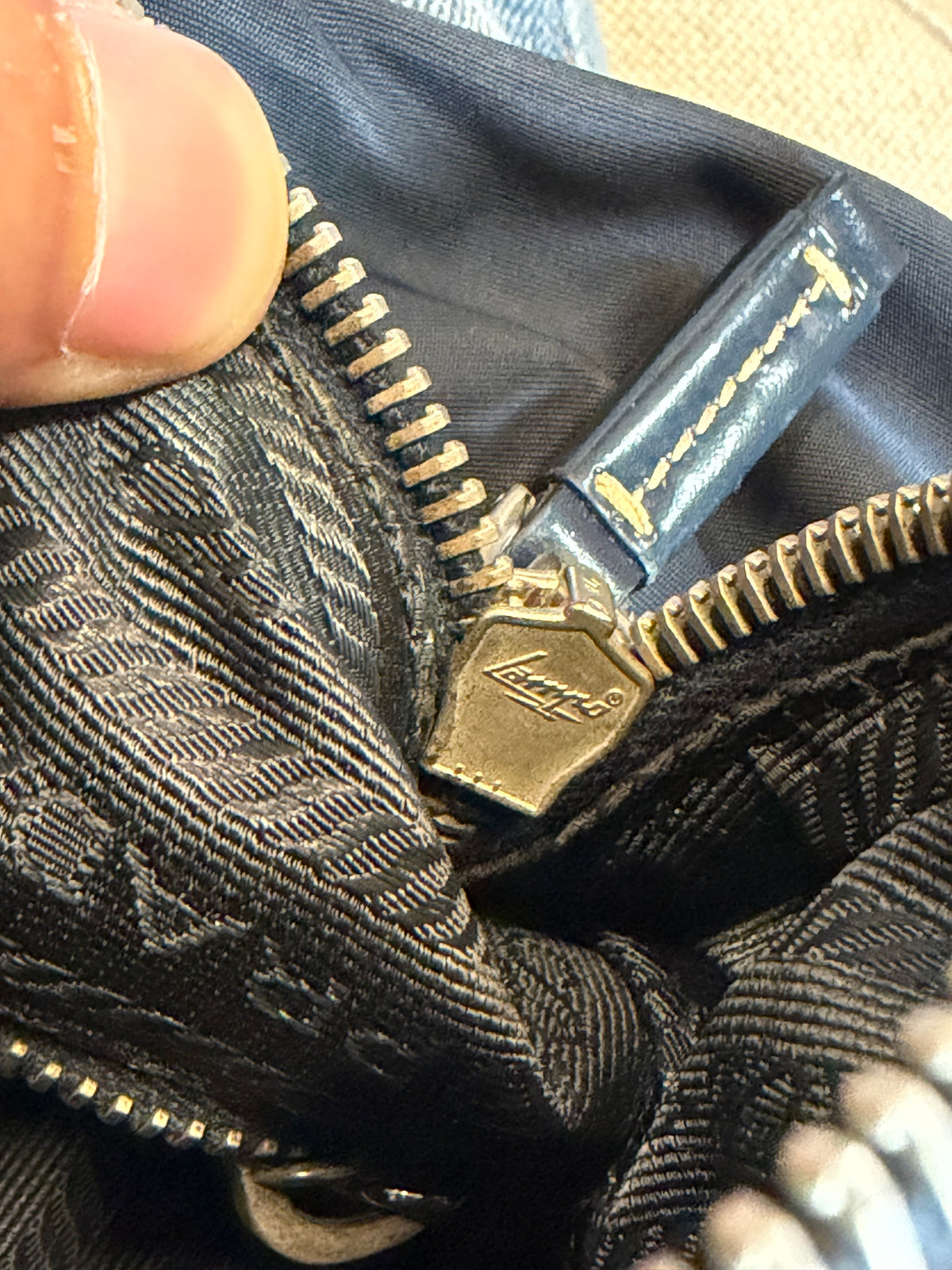 Prada – Borsa a spalla blu navy con logo in pelle