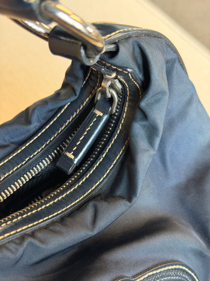 Prada – Borsa a spalla blu navy con logo in pelle