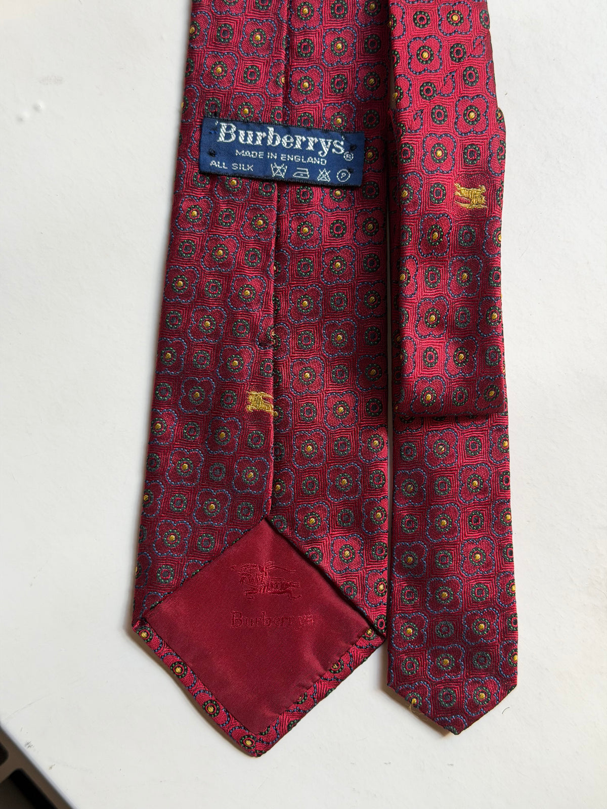 Burberry – Cravatta in seta rossa con motivo decorativo