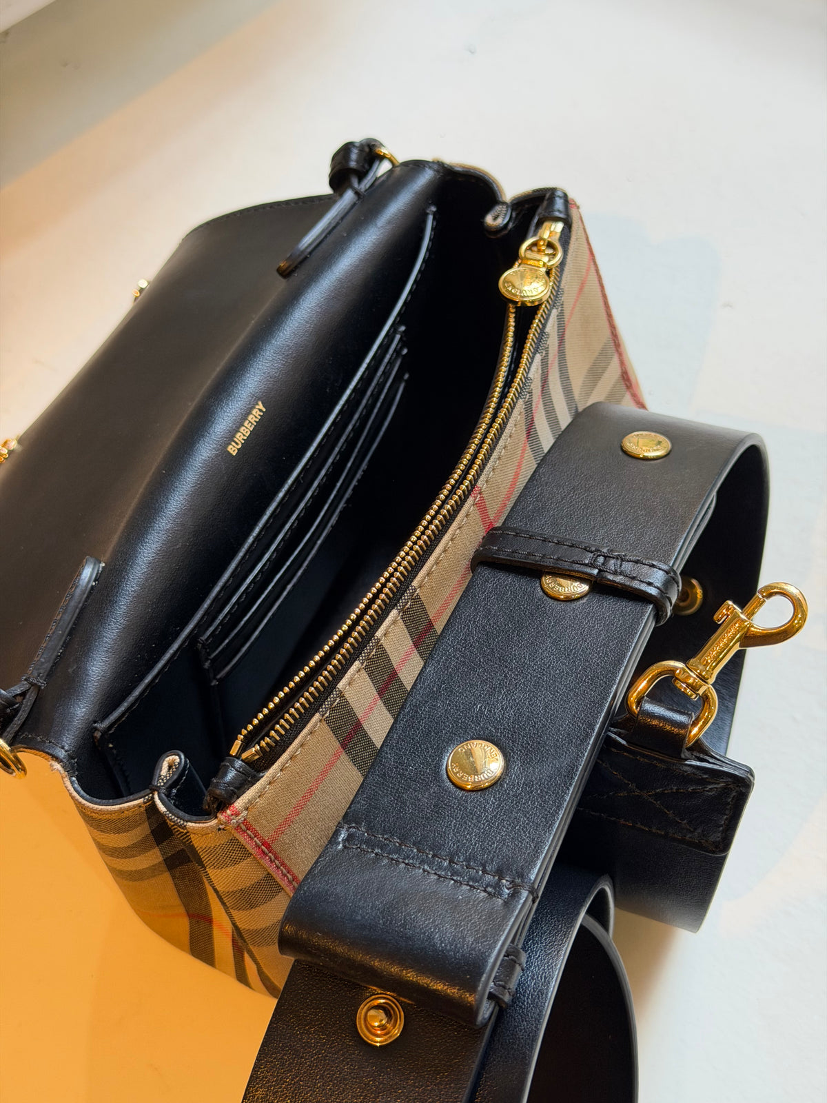 Burberry – Borsa a tracolla Vintage Check beige e nera