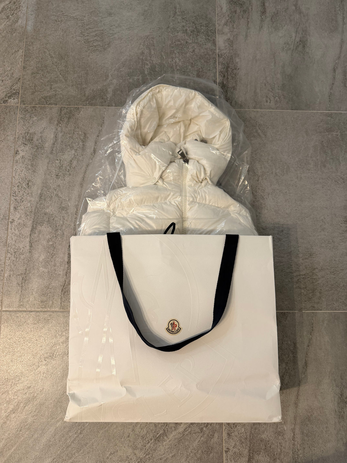 Moncler – Piumino donna bianco avorio con cappuccio