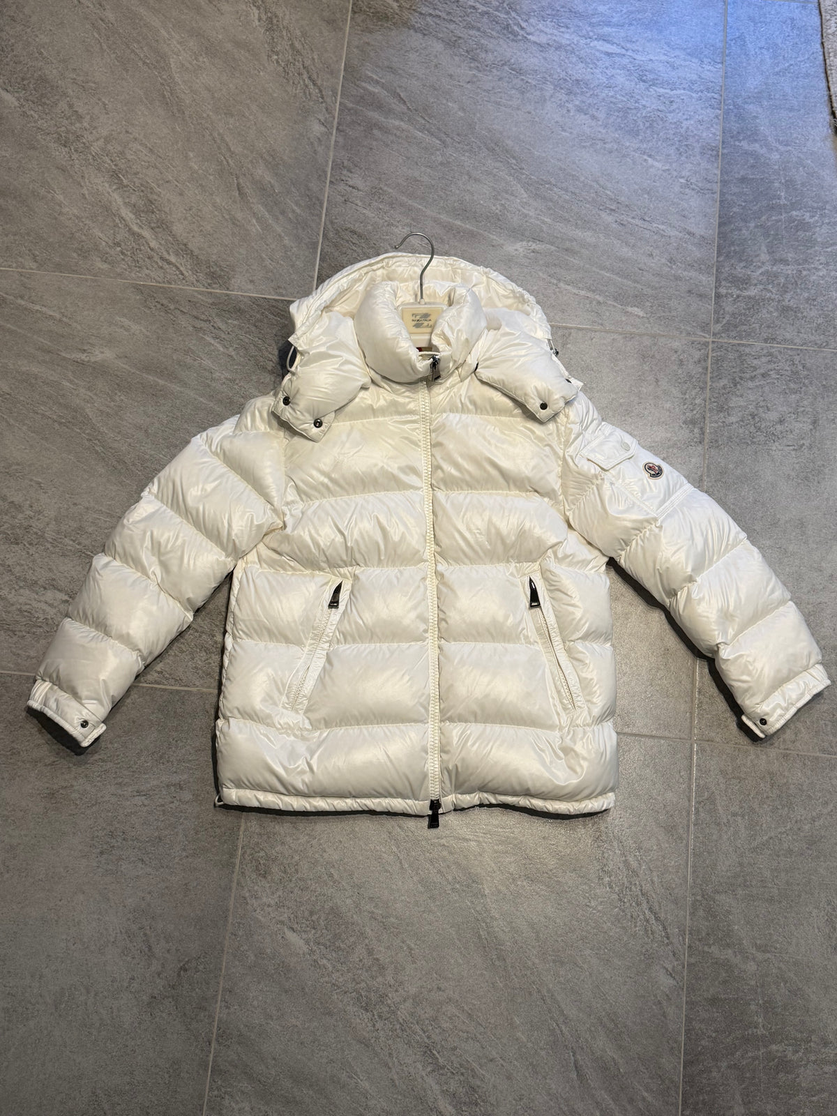 Moncler – Piumino donna bianco avorio con cappuccio