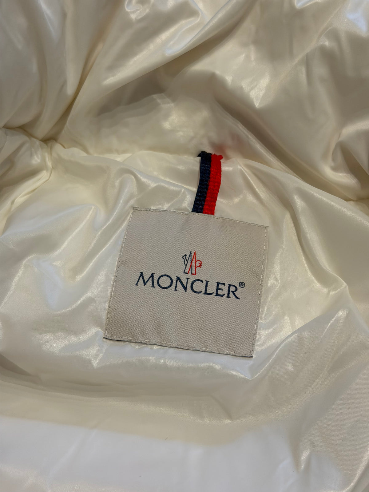 Moncler – Piumino donna bianco avorio con cappuccio