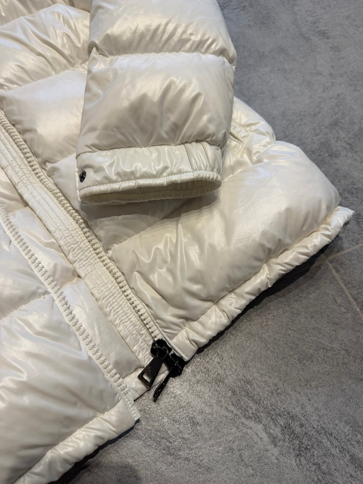 Moncler – Piumino donna bianco avorio con cappuccio