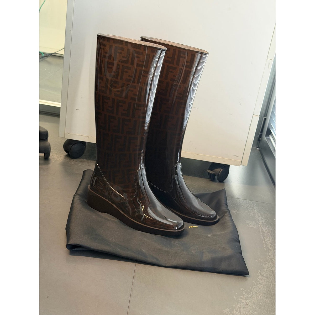 Fendi – Stivali da pioggia con motivo FF marrone