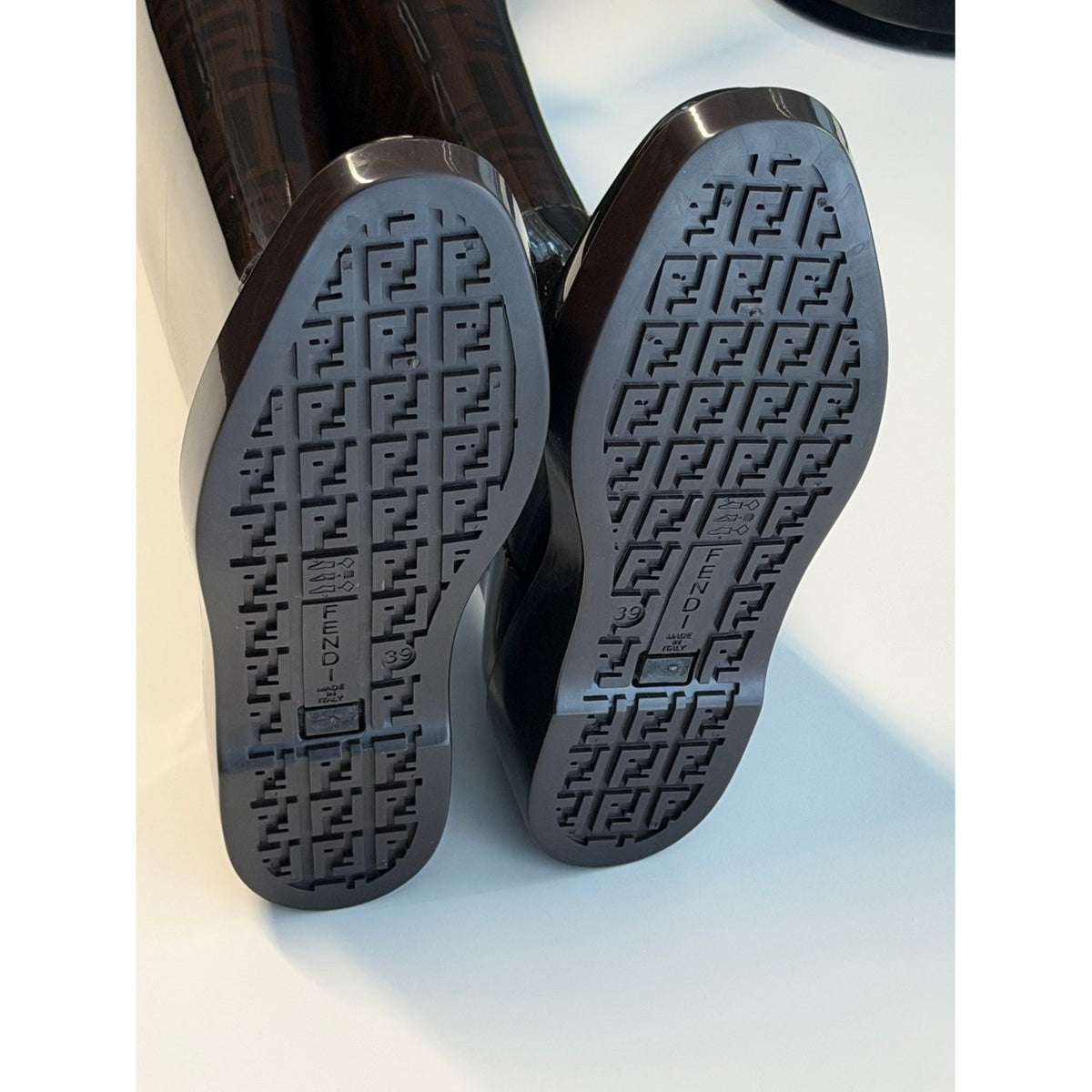 Fendi – Stivali da pioggia con motivo FF marrone
