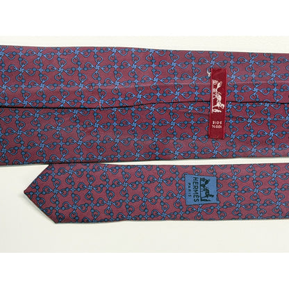 Hermès – Cravatta in seta bordeaux con motivo geometrico