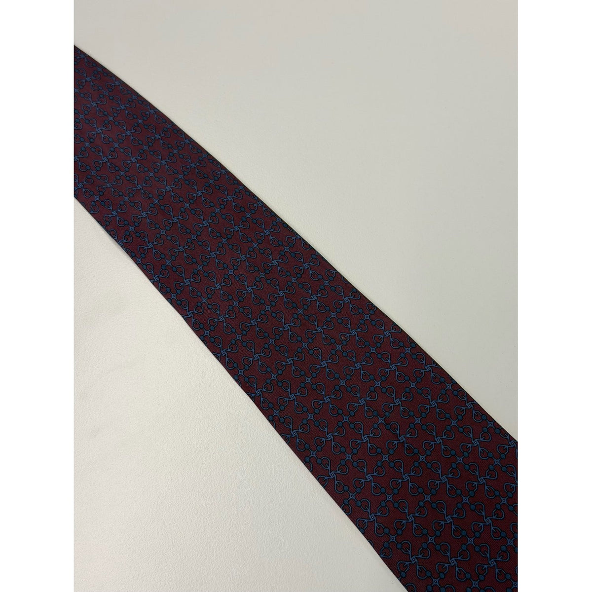 Hermès – Cravatta in seta bordeaux con motivo geometrico