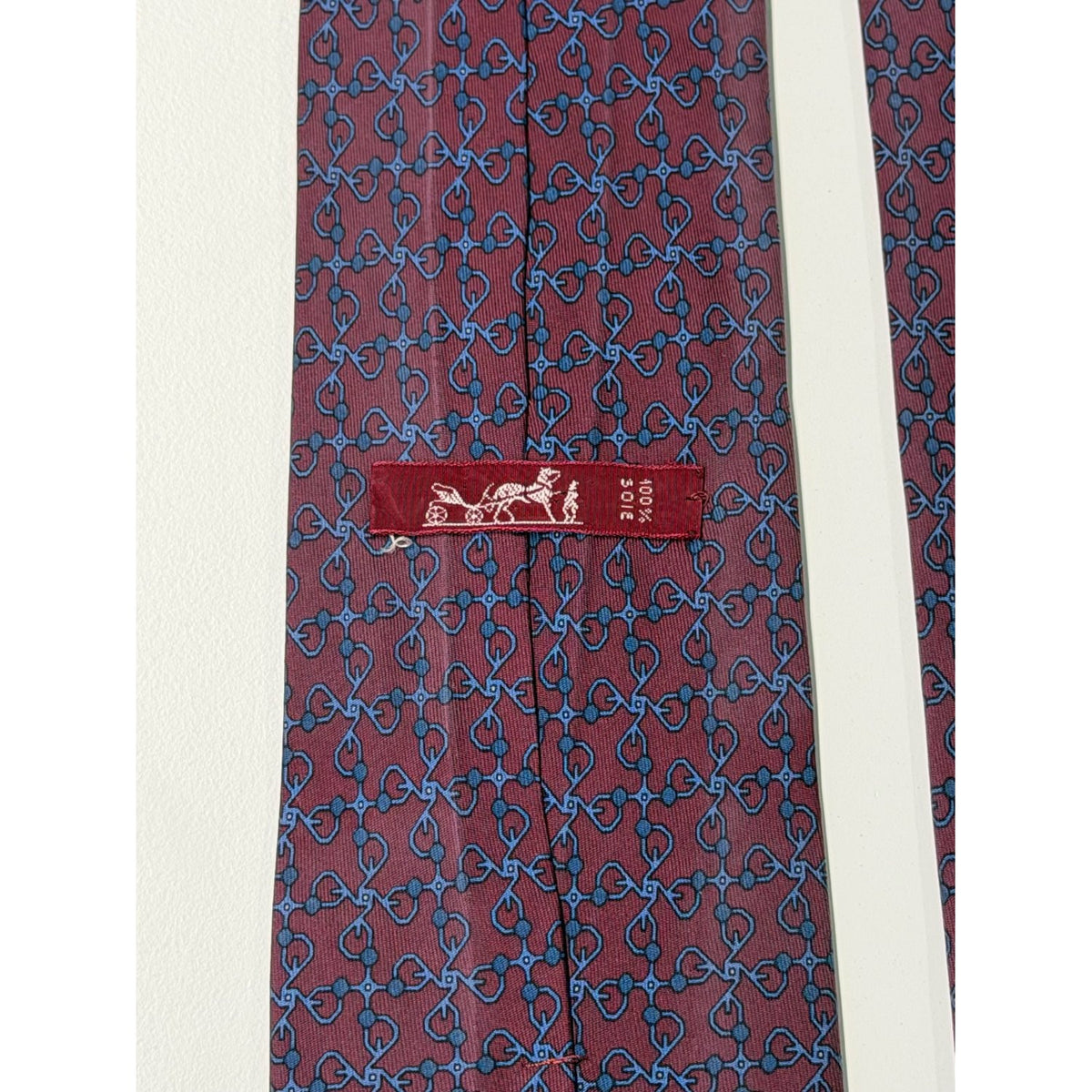 Hermès – Cravatta in seta bordeaux con motivo geometrico