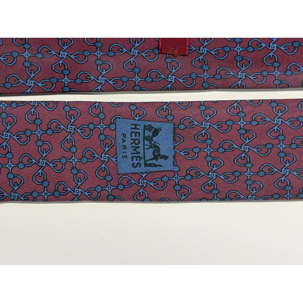 Hermès – Cravatta in seta bordeaux con motivo geometrico
