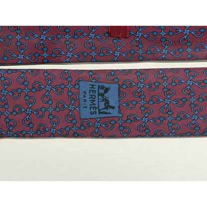 Hermès – Cravatta in seta bordeaux con motivo geometrico