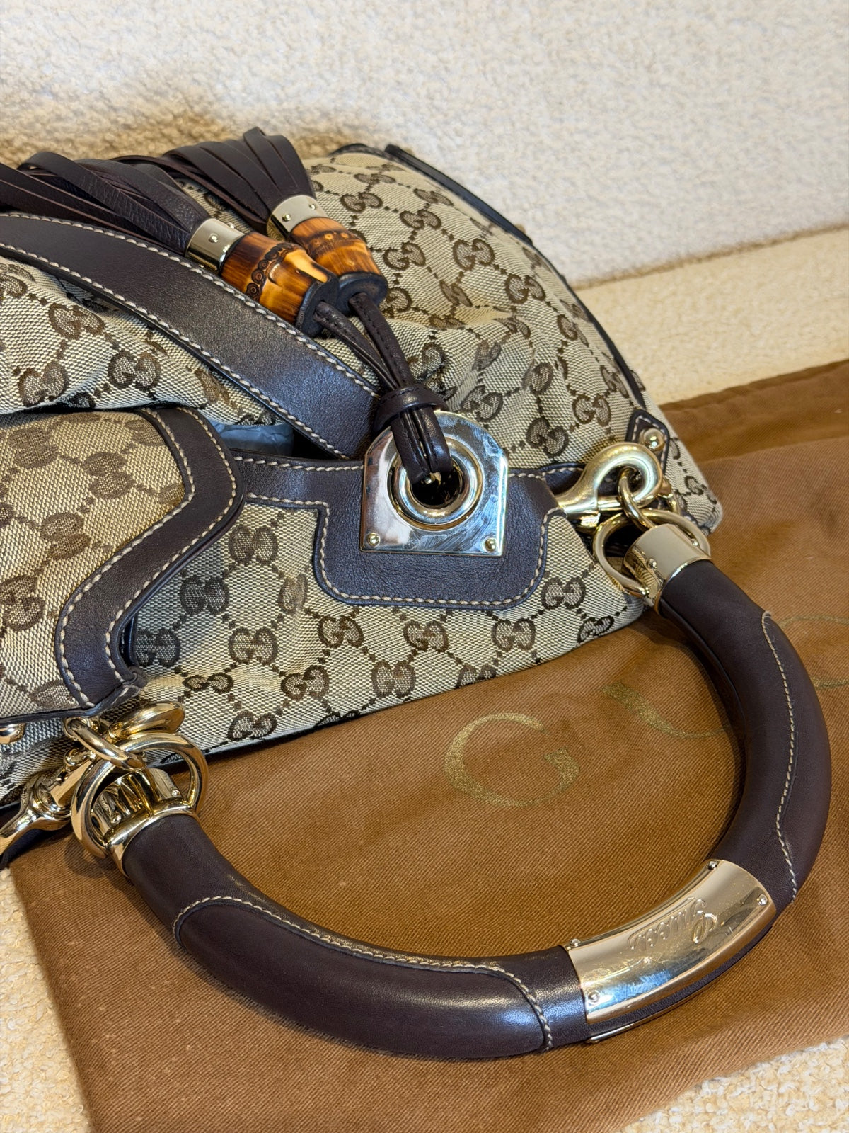 Gucci – Borsa a mano in tessuto GG con nappe