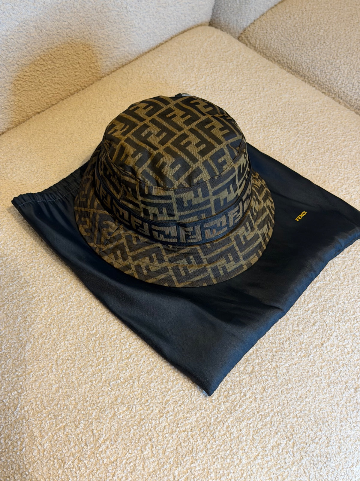 Fendi – Cappello a tesa corta con motivo FF