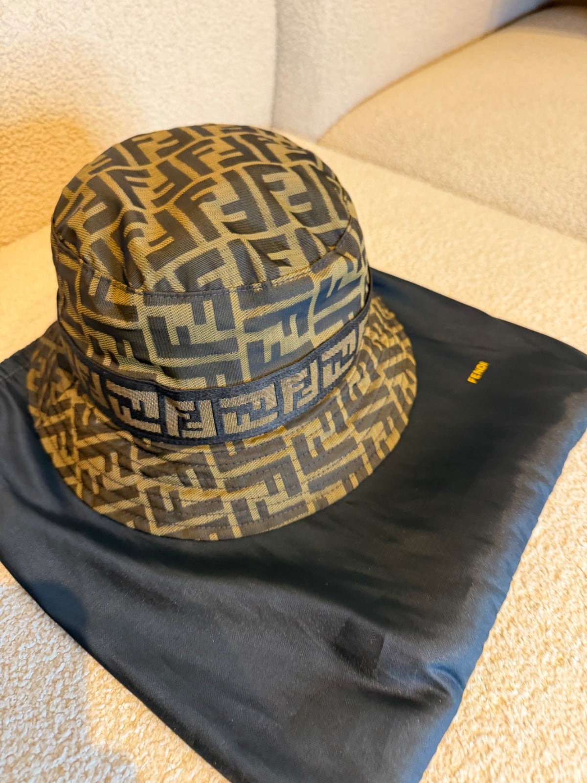 Fendi – Cappello a tesa corta con motivo FF